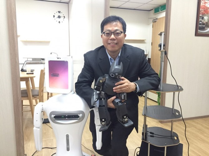 시각 챗봇을 개발한 장병탁 서울대 컴퓨터공학부 교수가 자신이 3월에 공개한 뽀로로봇을 안고 있다. - 서울대학교 제공